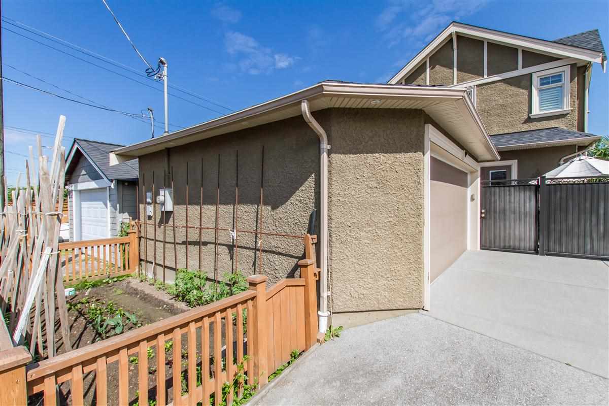 555 Carleton Ave, Burnaby 12