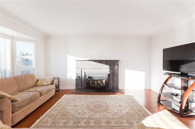 7337 Curtis St, Burnaby 2