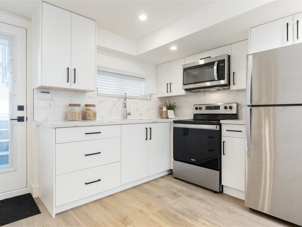 11 Howard Ave, Burnaby 16