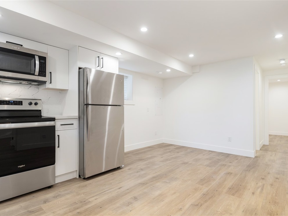 11 Howard Ave, Burnaby 17