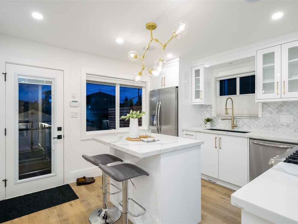 11 Howard Ave, Burnaby 34