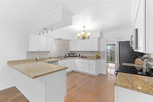 6 2206 Folkstone Way, West Vancouver 4