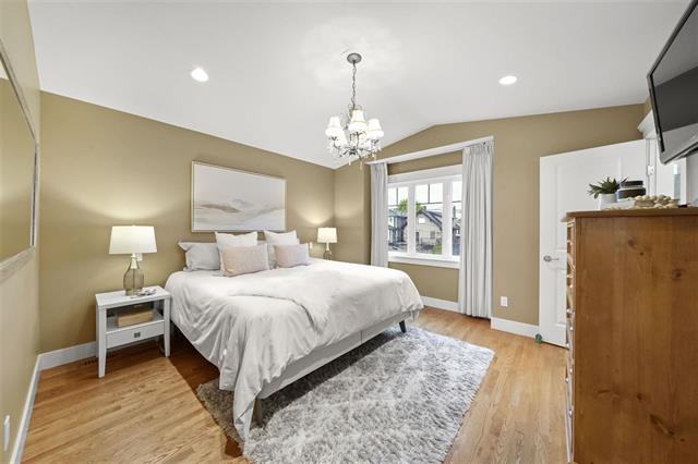 4267 TRIUMPH STREET, Burnaby North 16