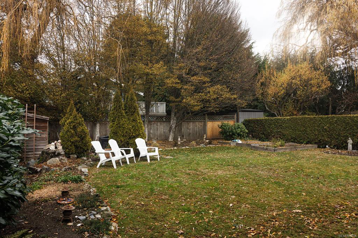 1912 Allenby Street, Saanich 24