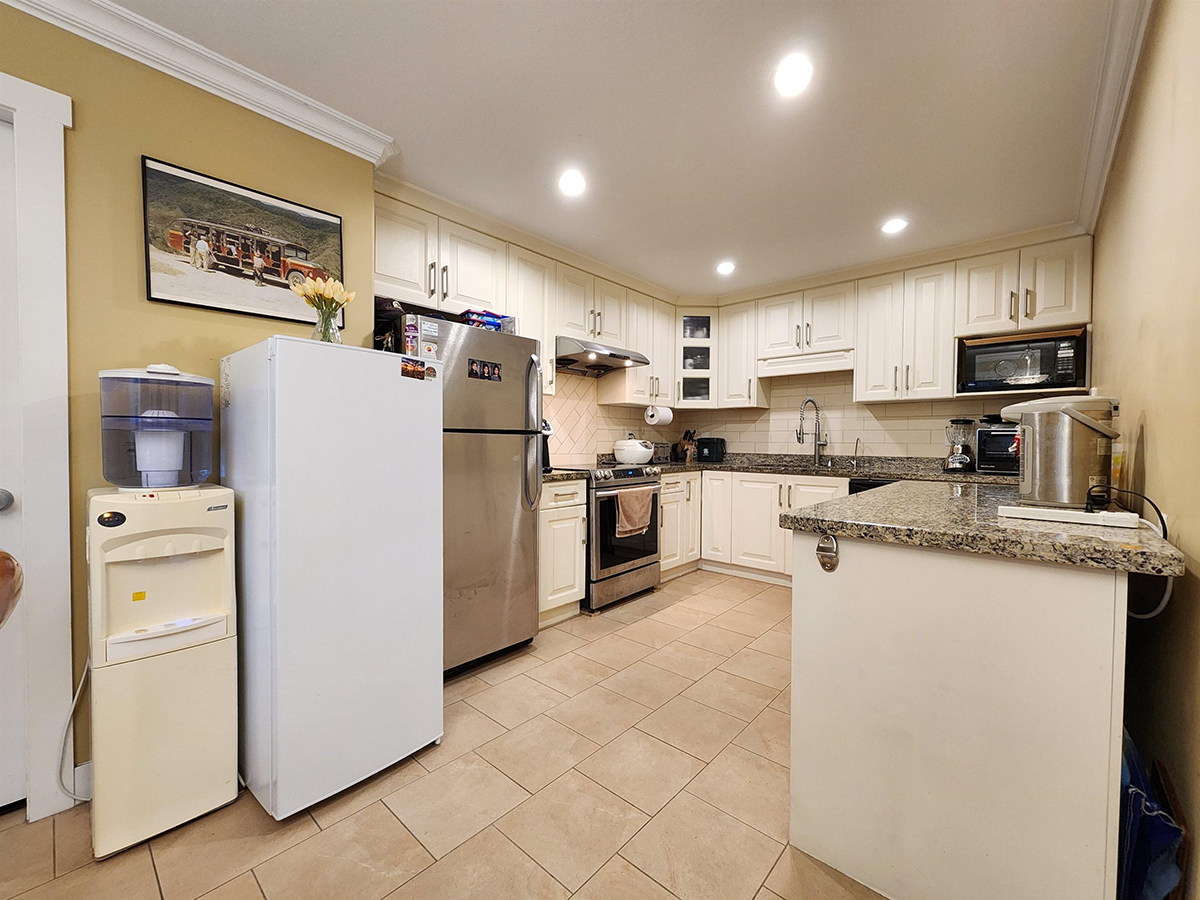 7020 Ramsay Avenue, Burnaby 9
