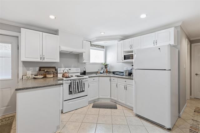 4886 FAIRLAWN DRIVE 18