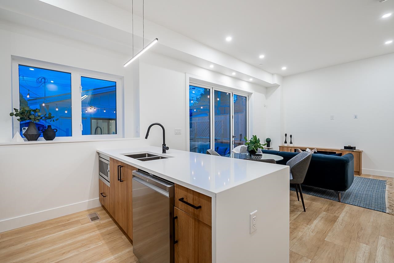 1 1166 ROSSLAND STREET 10
