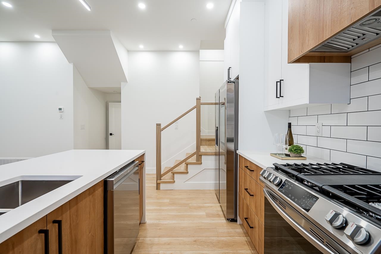 1 1166 ROSSLAND STREET 11