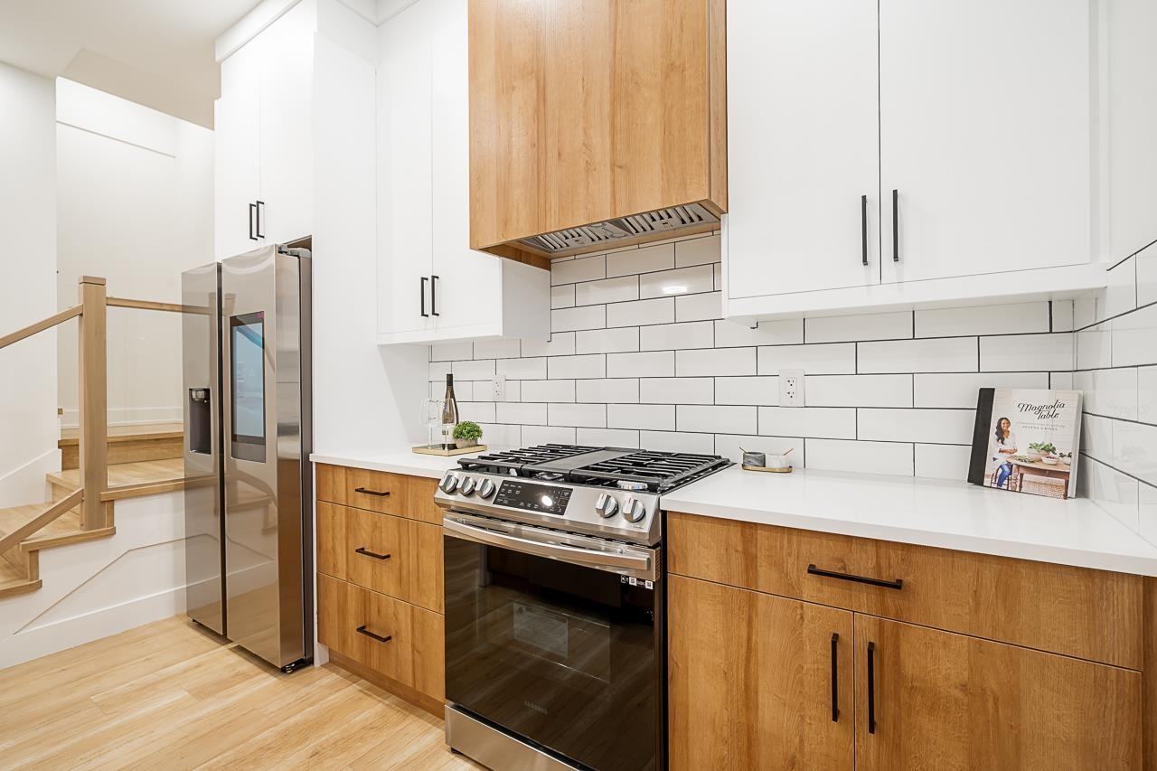 1 1166 ROSSLAND STREET 12