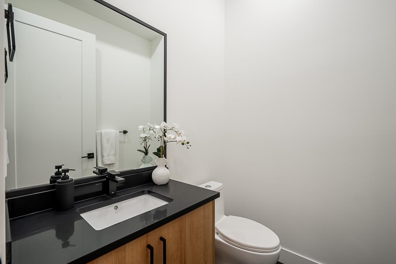 1 1166 ROSSLAND STREET 13