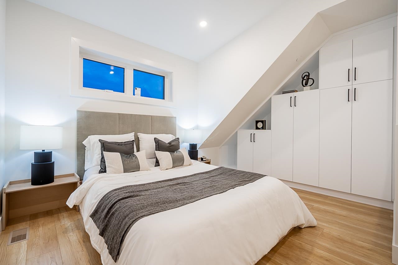 1 1166 ROSSLAND STREET 15