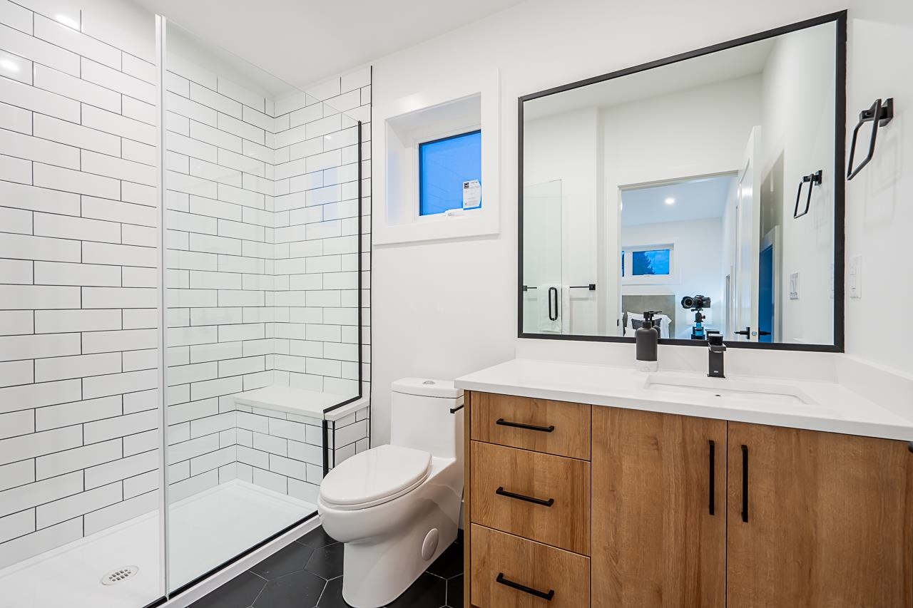 1 1166 ROSSLAND STREET 17