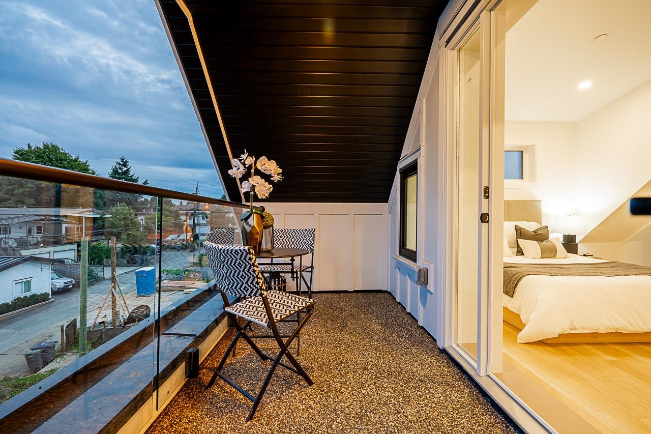 1 1166 ROSSLAND STREET 20