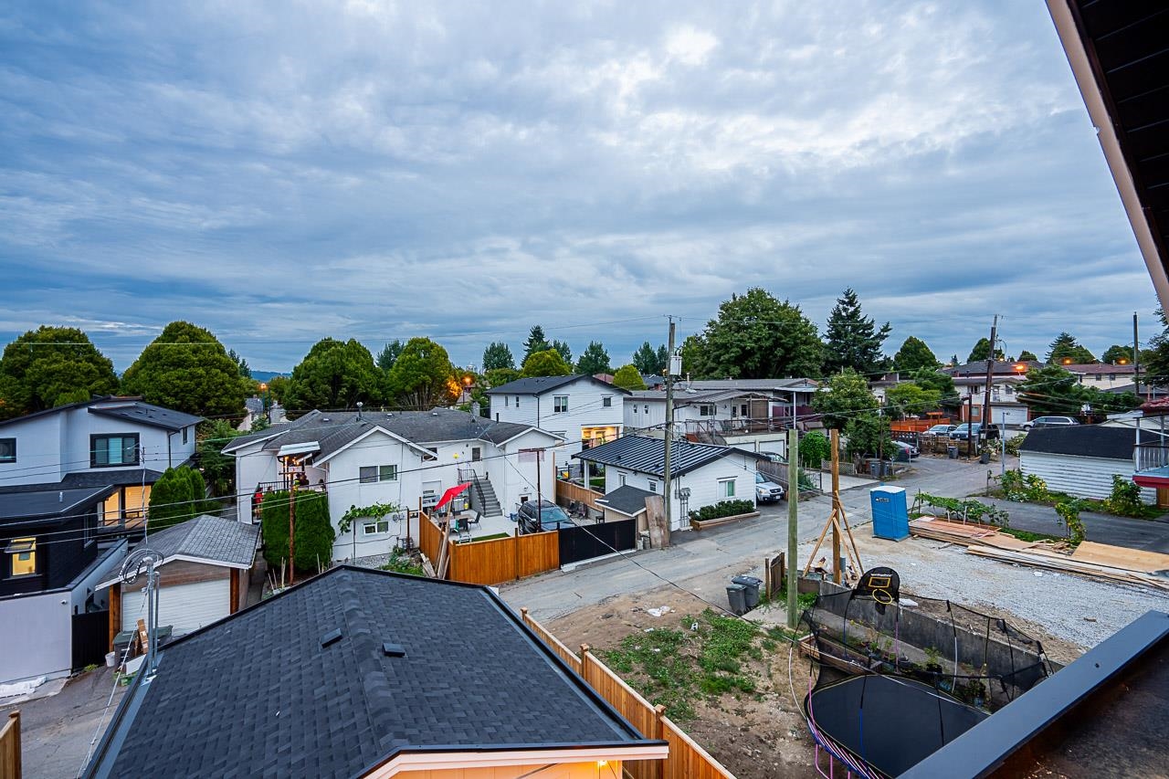 1 1166 ROSSLAND STREET 21
