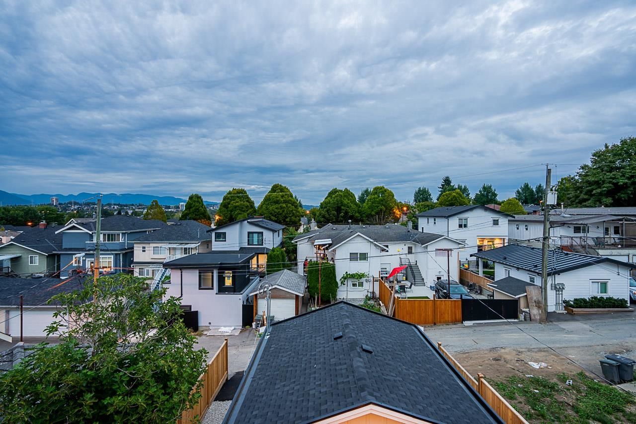 1 1166 ROSSLAND STREET 22
