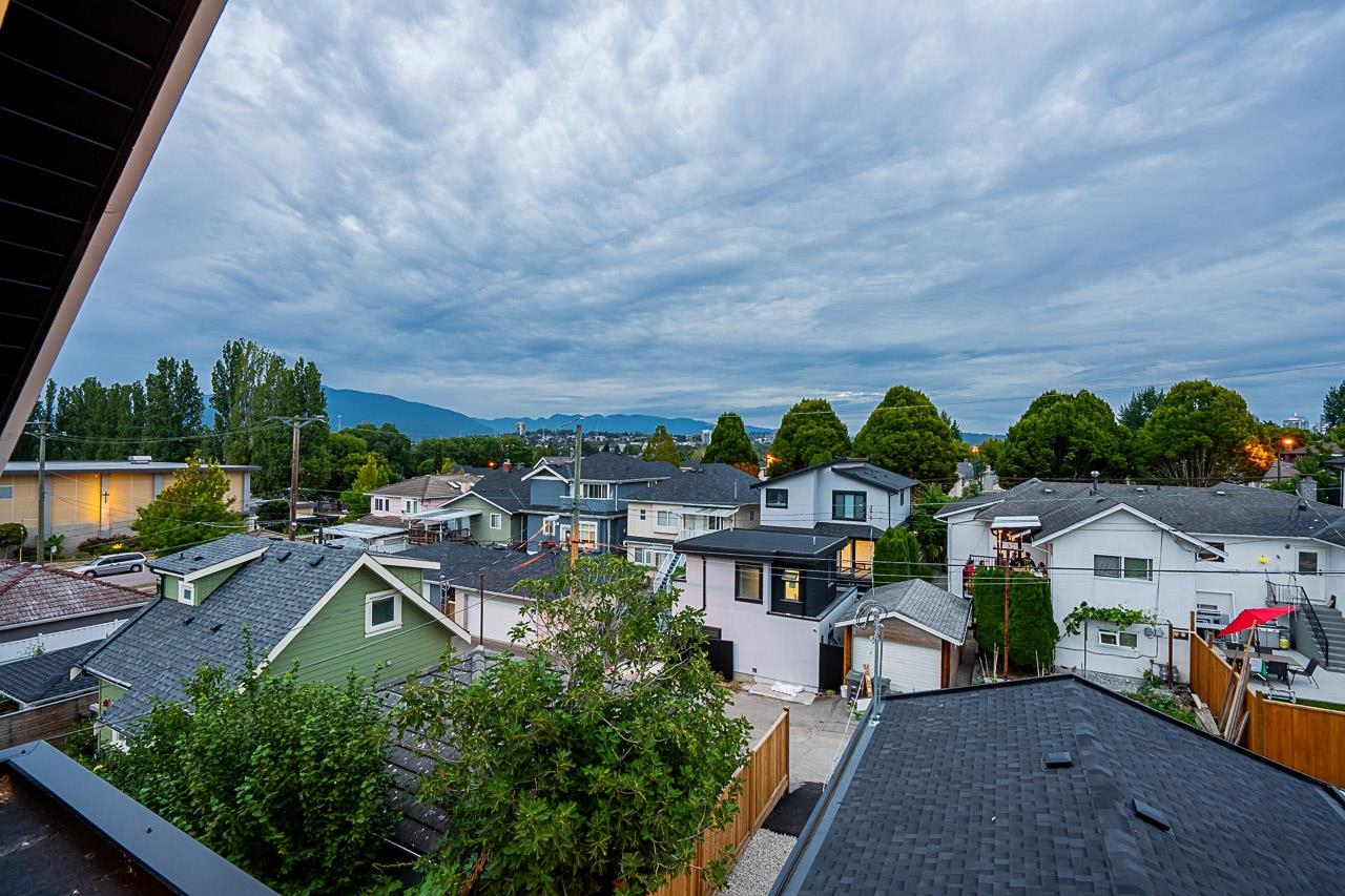 1 1166 ROSSLAND STREET 23