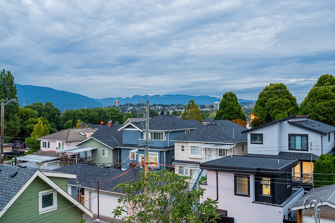 1 1166 ROSSLAND STREET 24
