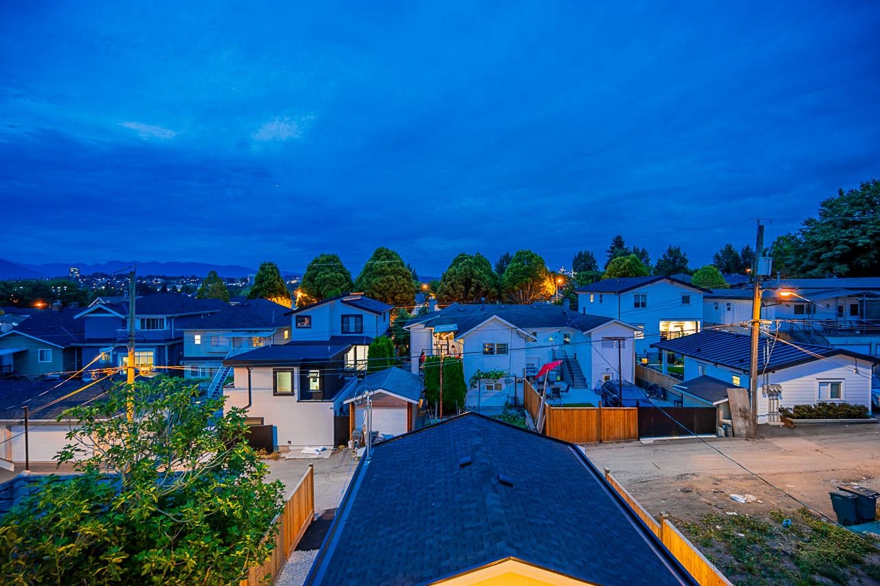 1 1166 ROSSLAND STREET 25