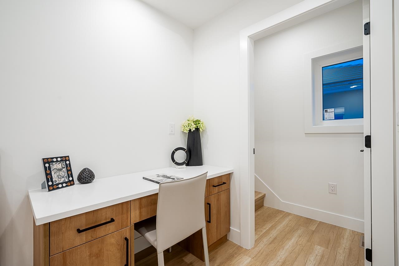 1 1166 ROSSLAND STREET 28