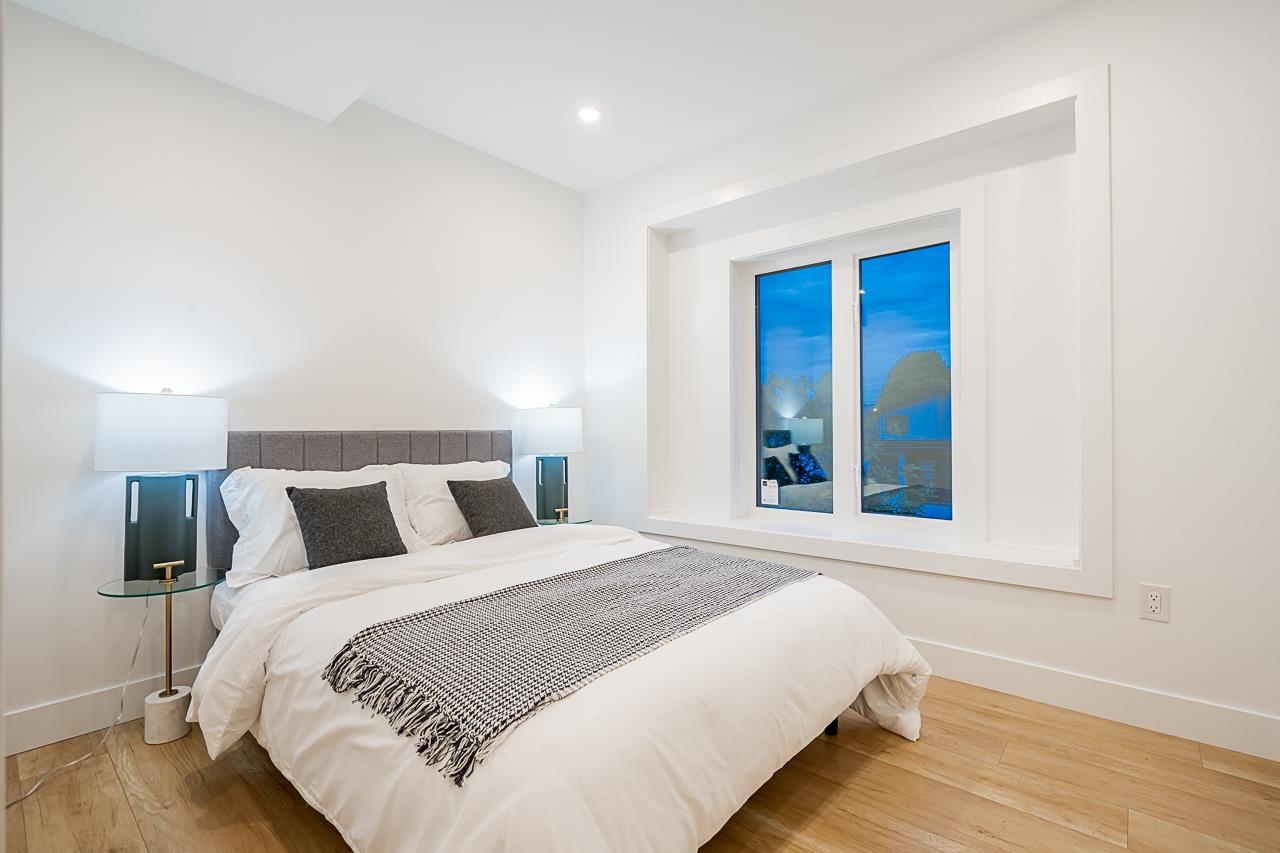 1 1166 ROSSLAND STREET 29