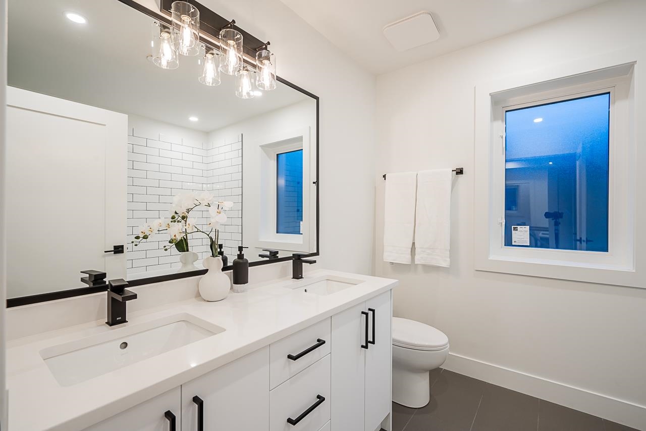 1 1166 ROSSLAND STREET 30