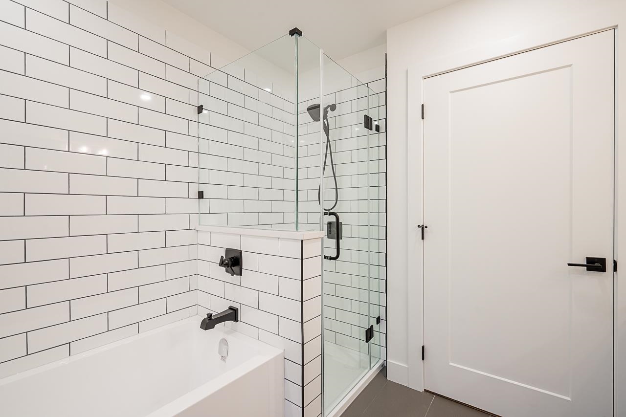 1 1166 ROSSLAND STREET 31