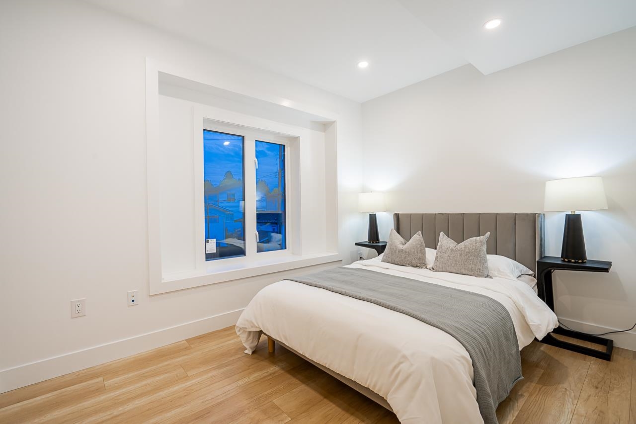 1 1166 ROSSLAND STREET 32