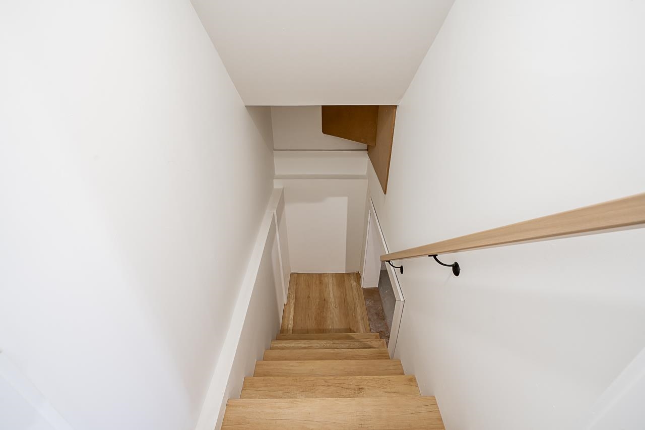 1 1166 ROSSLAND STREET 33
