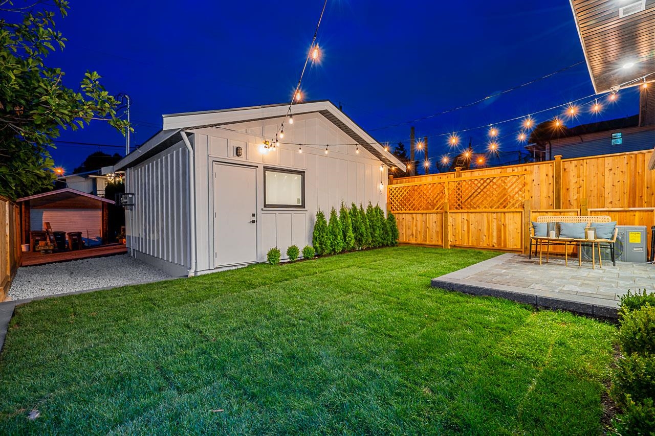 1 1166 ROSSLAND STREET 37