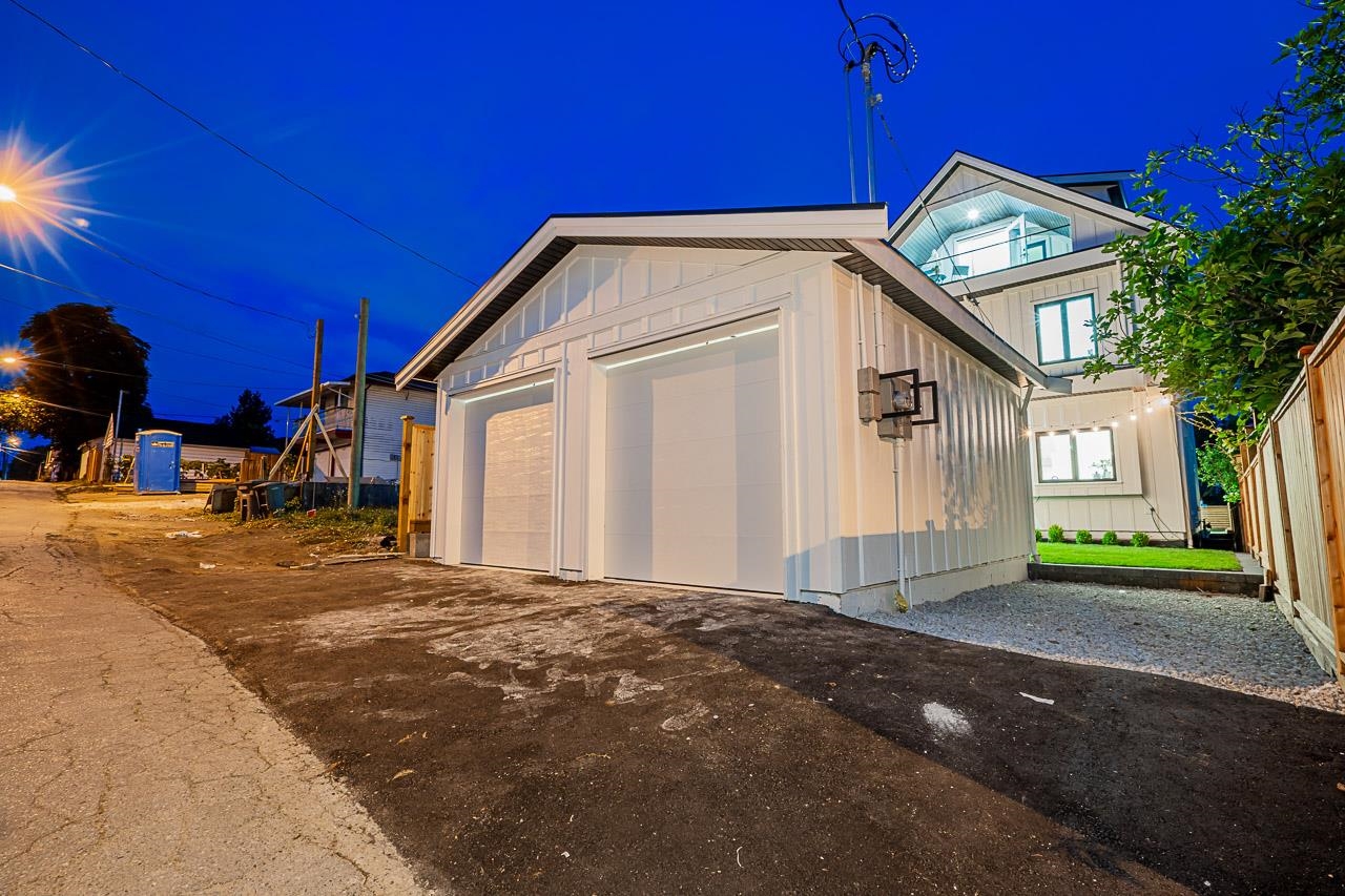 1 1166 ROSSLAND STREET 40