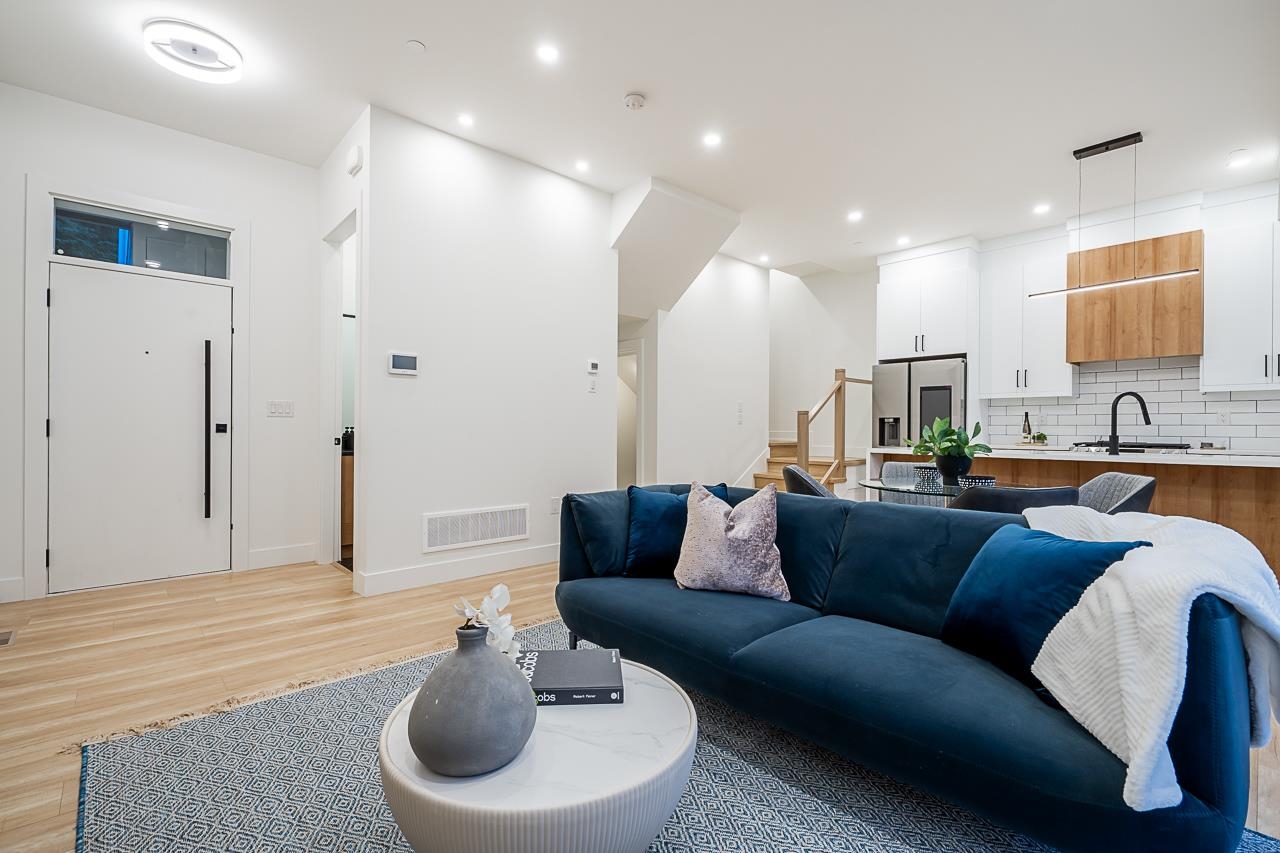 1 1166 ROSSLAND STREET 5