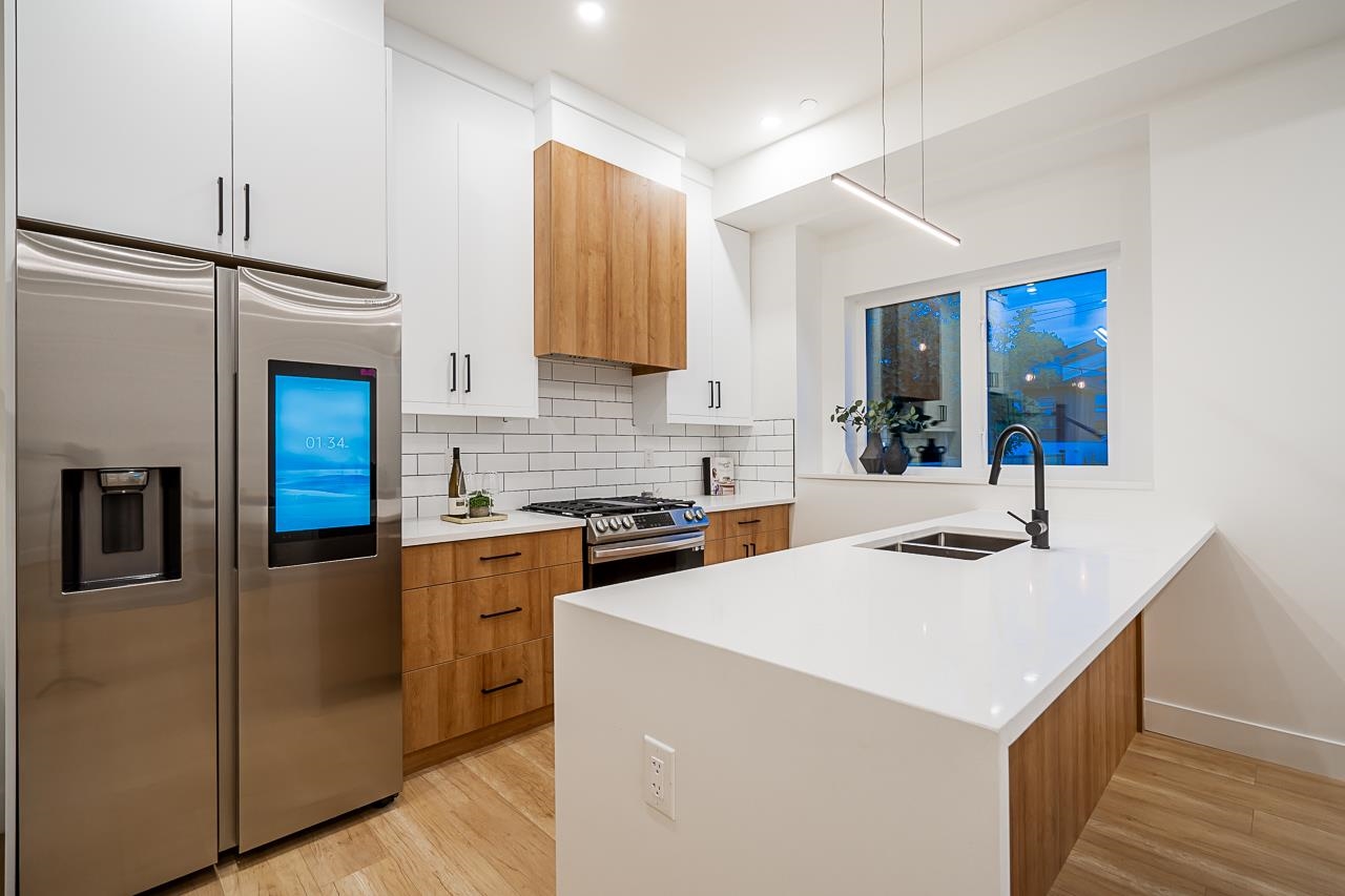 1 1166 ROSSLAND STREET 9