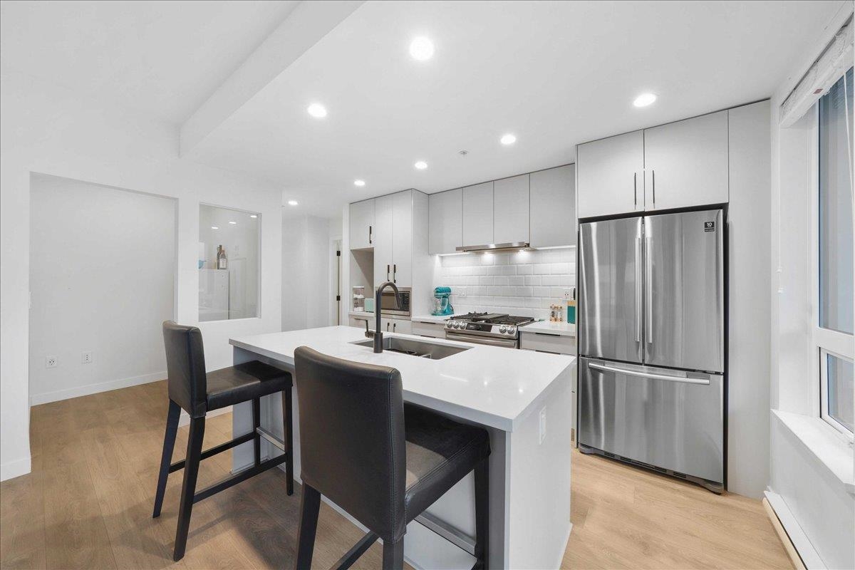 406 3018 ST GEORGE STREET 8