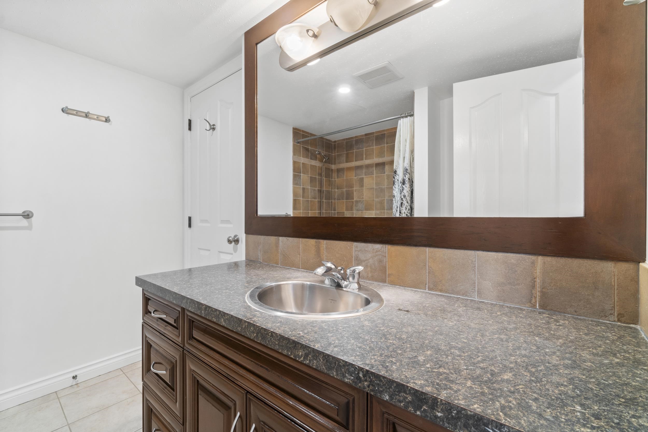 1805 4353 HALIFAX STREET 13