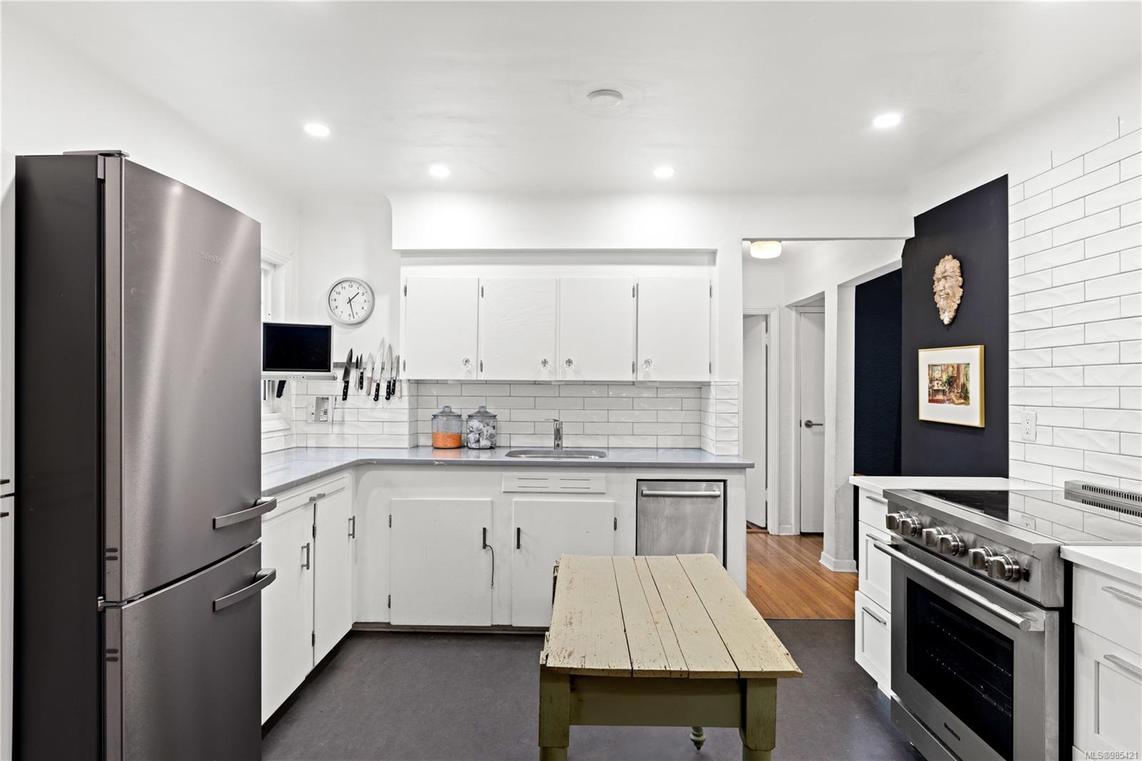 1691 Chandler Avenue Victoria 9