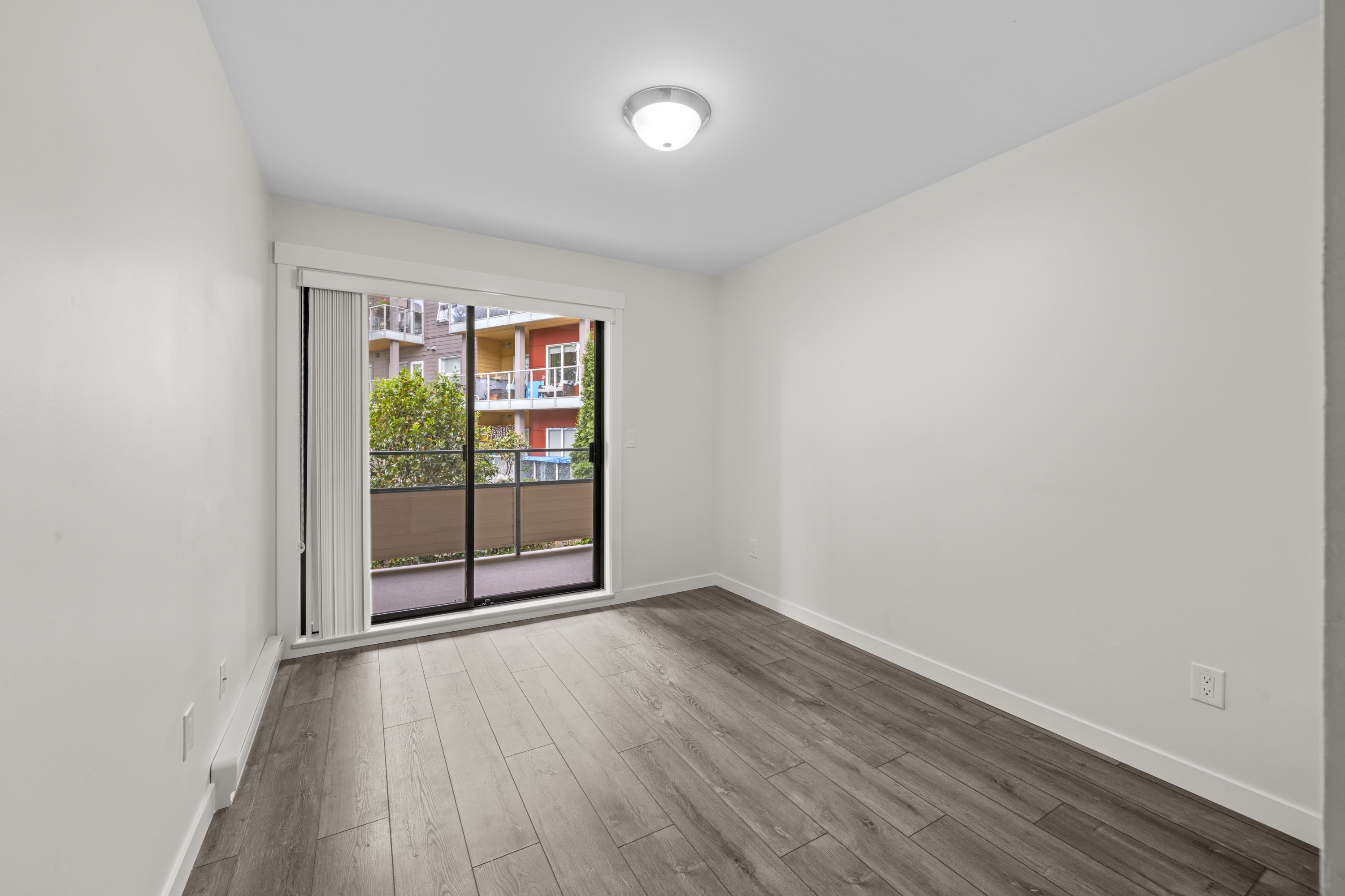 214 2915 GLEN DRIVE 19