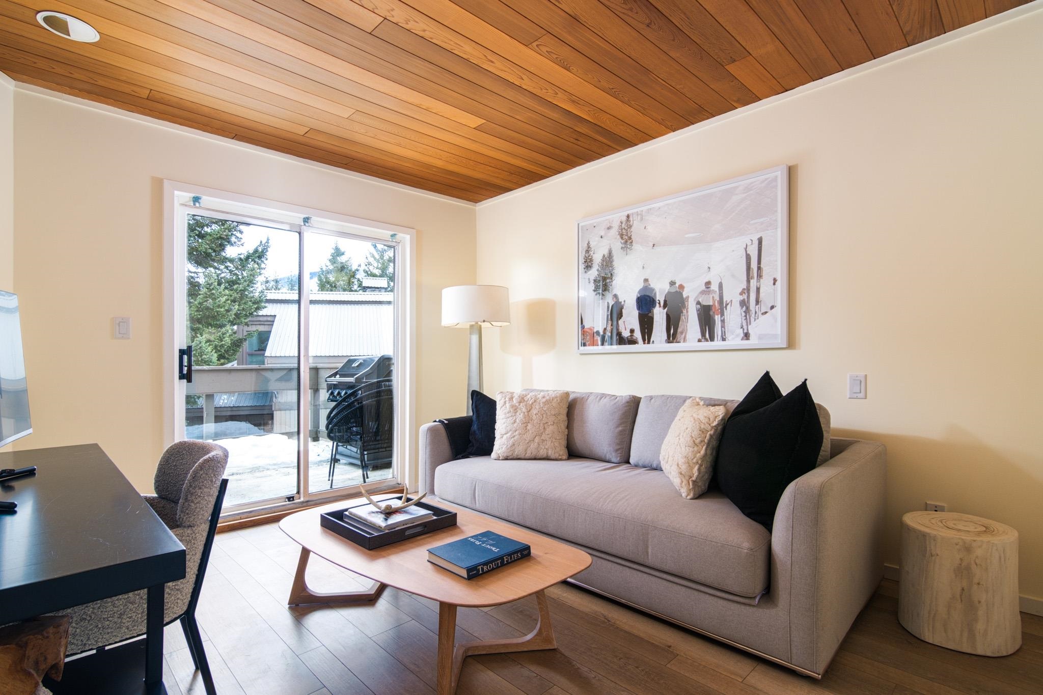 211 6117 EAGLE DRIVE 8