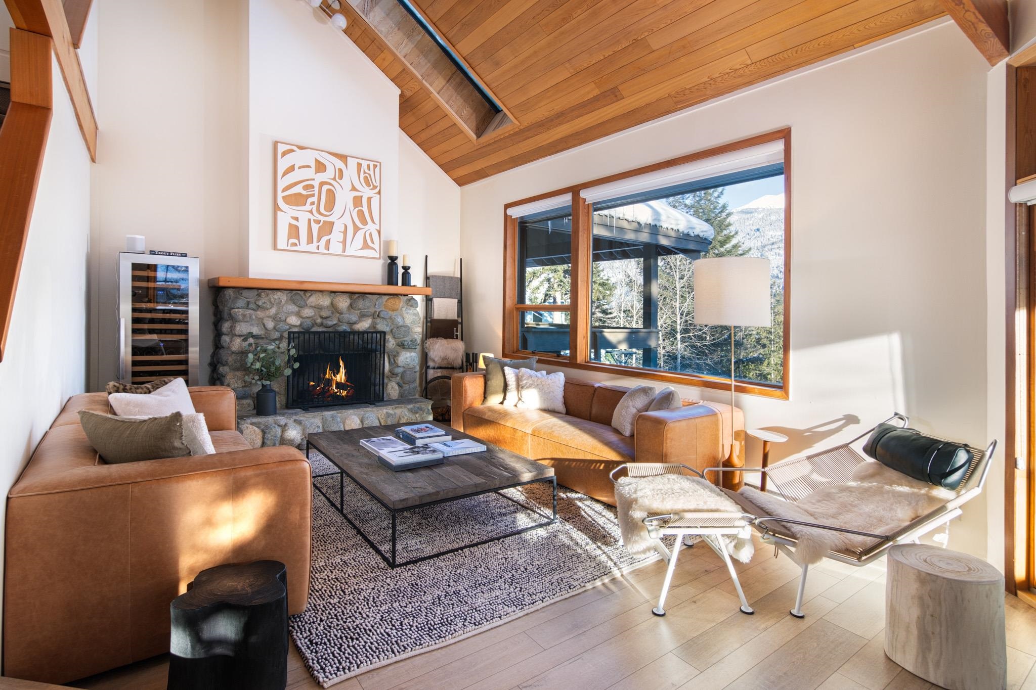 211 6117 EAGLE DRIVE 2