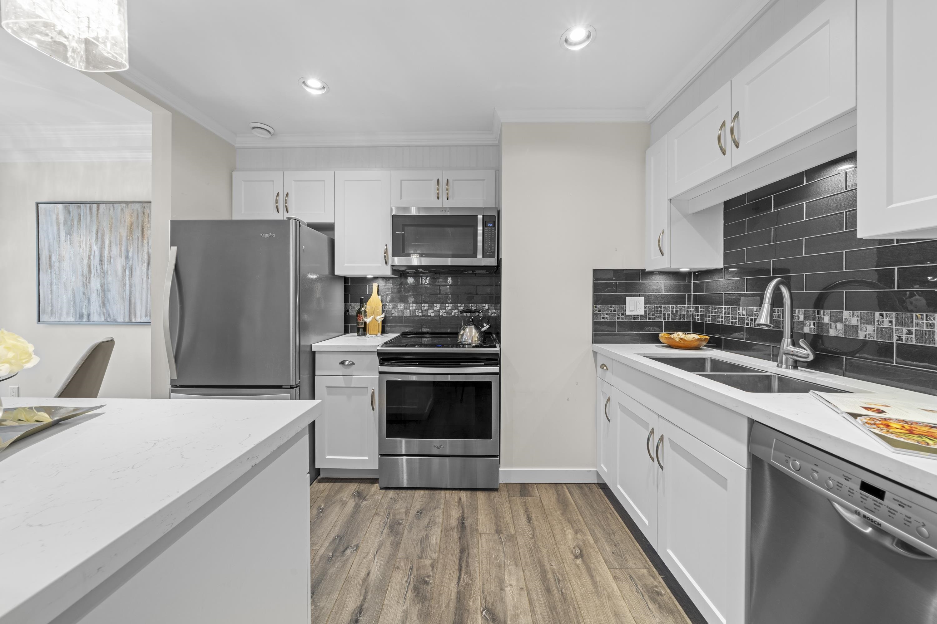 214 2915 GLEN DRIVE 11