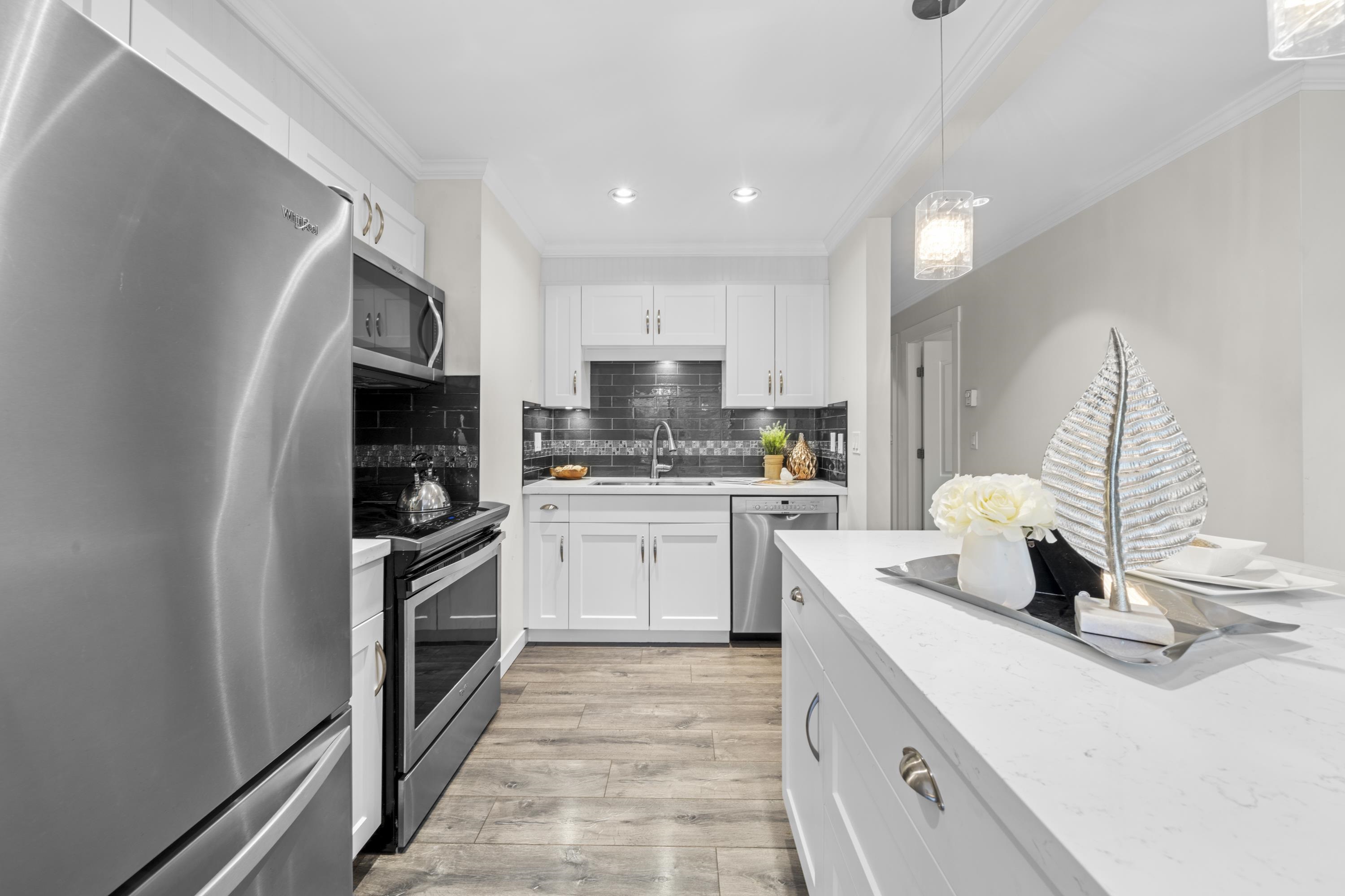 214 2915 GLEN DRIVE 10