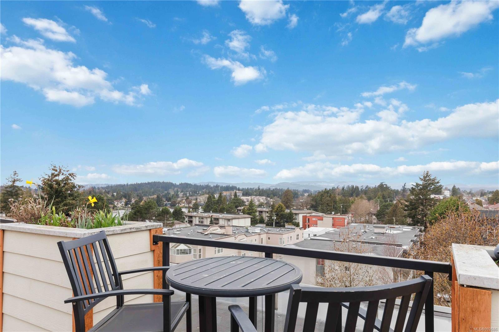 2940 Harriet Road #405 Saanich 14
