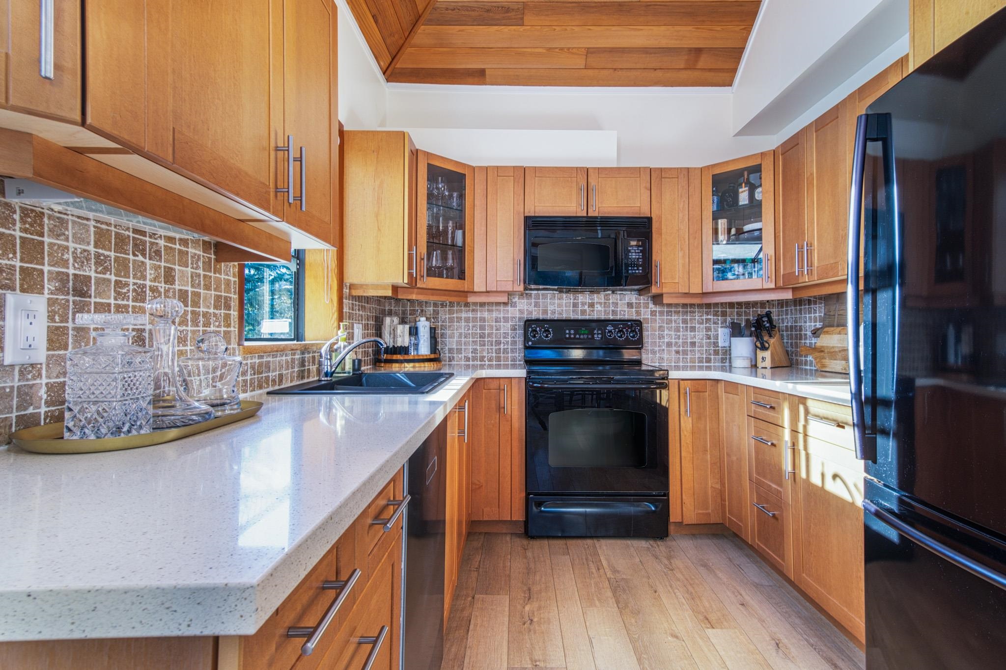 211 6117 EAGLE DRIVE 4