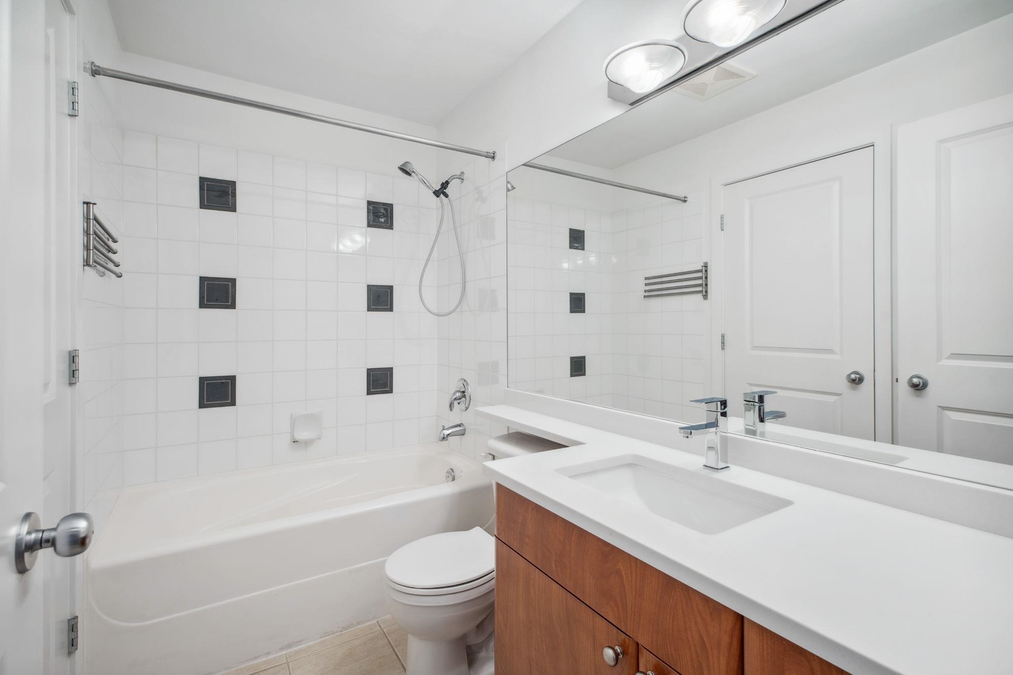 401 7089 MONT ROYAL SQUARE 11