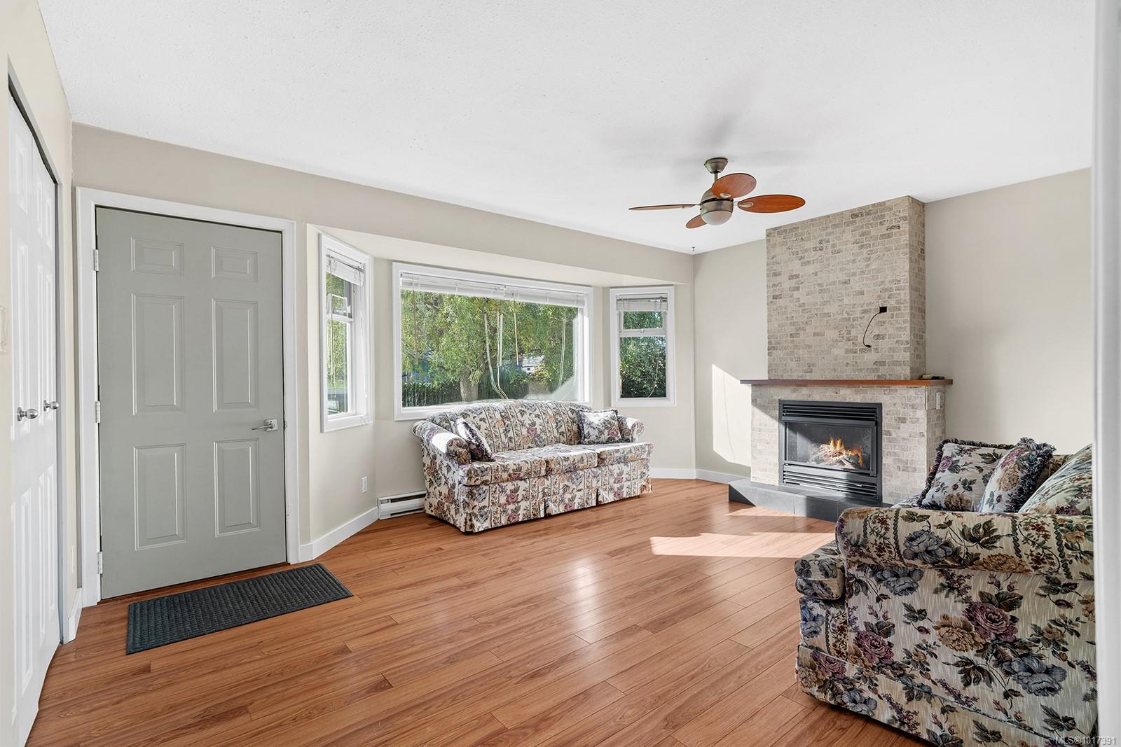 195 Moss Avenue Parksville, BC 11