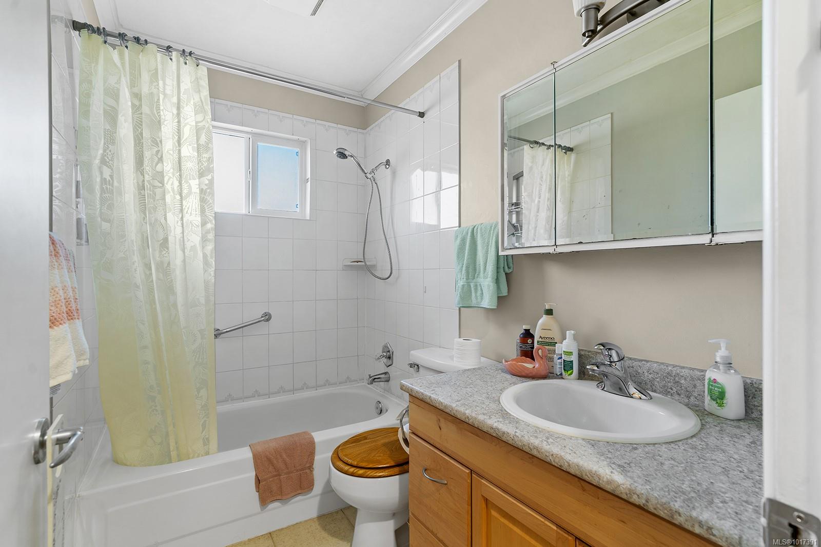 195 Moss Avenue Parksville, BC 22
