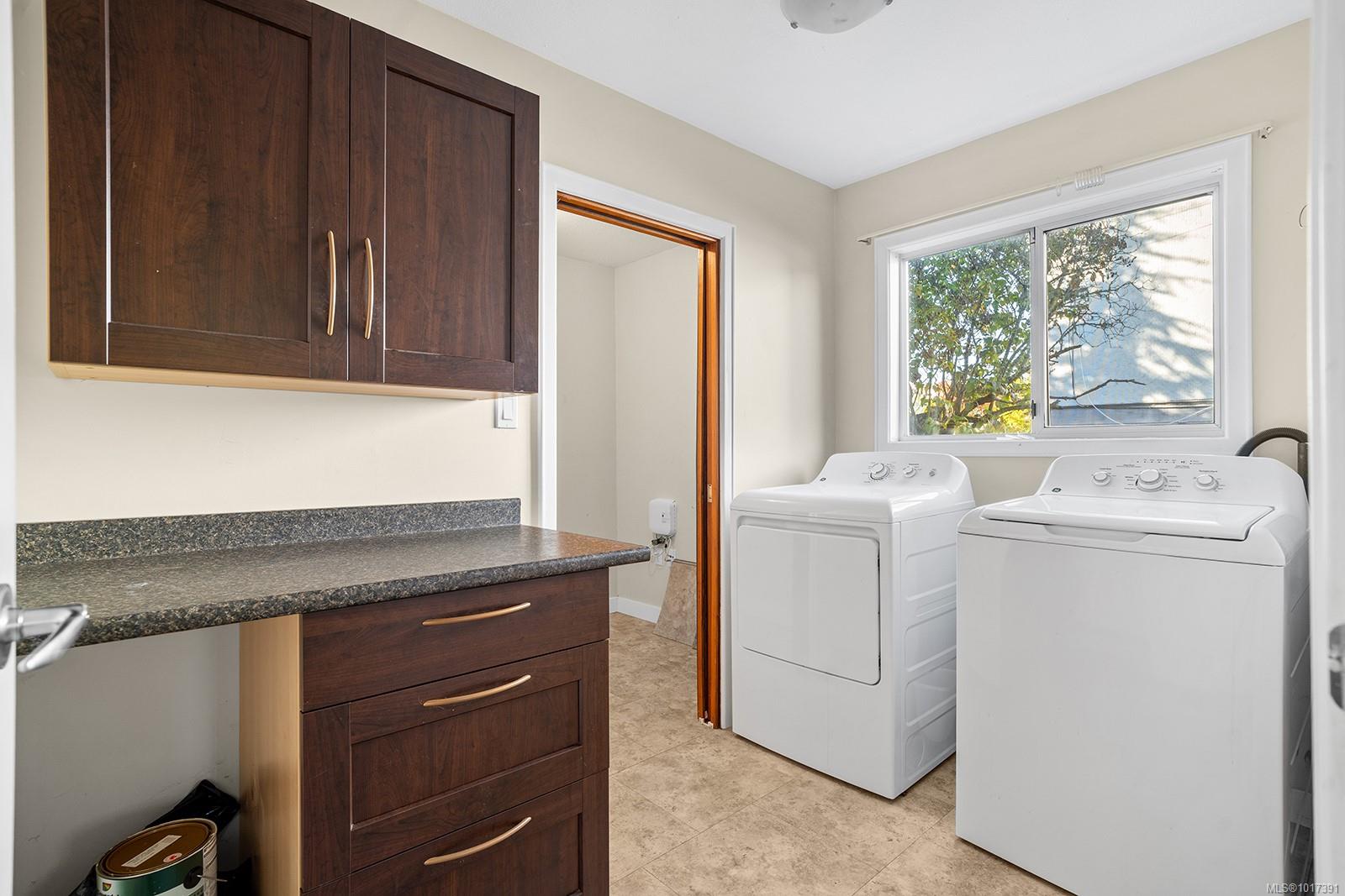195 Moss Avenue Parksville, BC 23