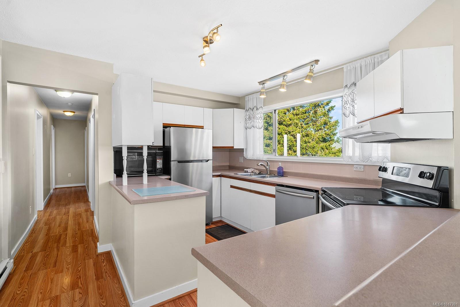 195 Moss Avenue Parksville, BC 5