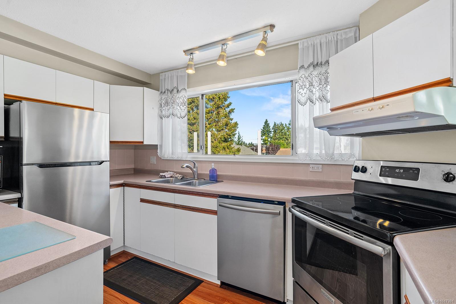 195 Moss Avenue Parksville, BC 6