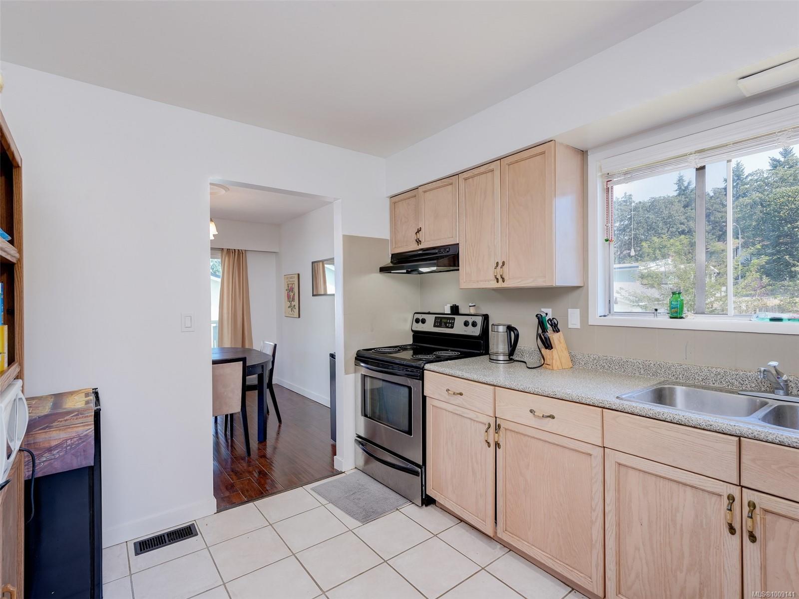 4215 Shelbourne Street Saanich, BC V8N 3E8 10