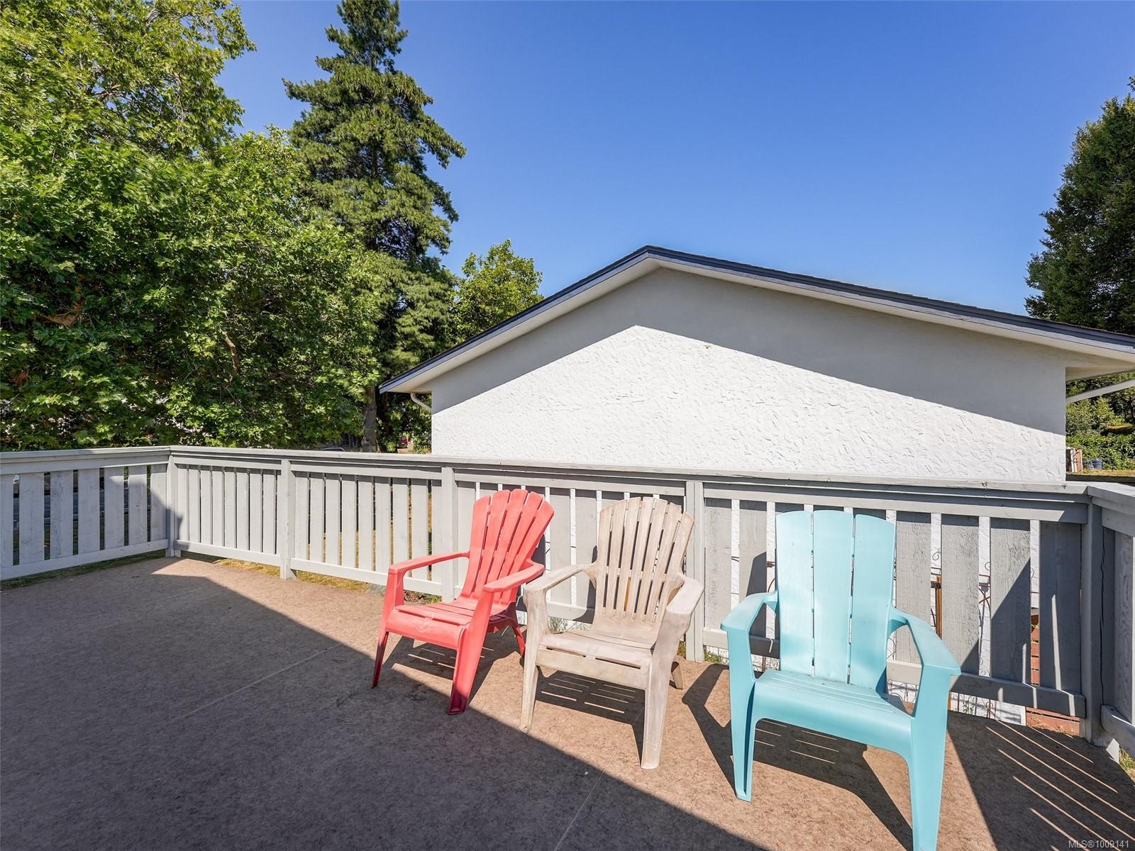 4215 Shelbourne Street Saanich, BC V8N 3E8 12